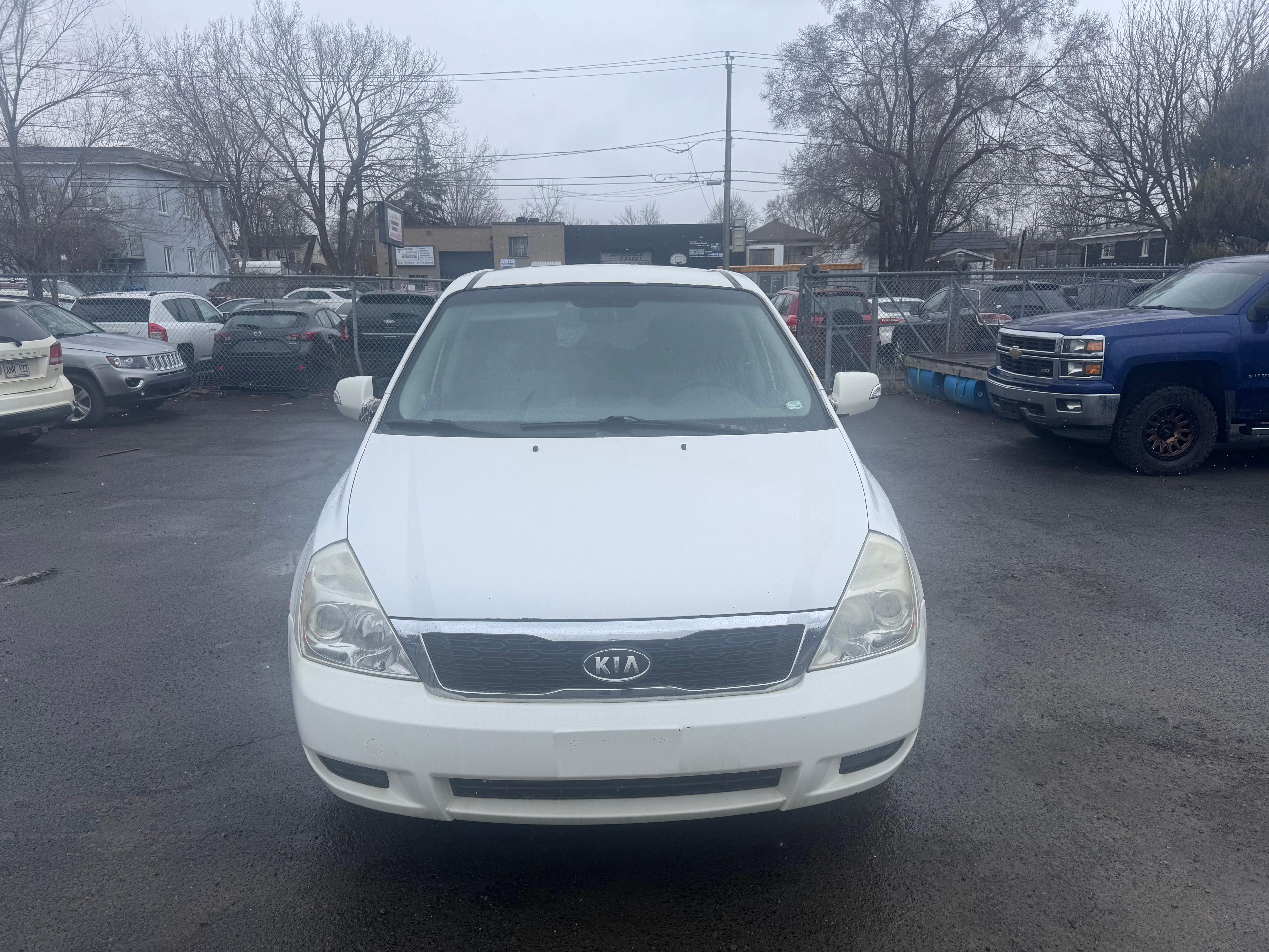 Kia Sedona 2011 - Image 2