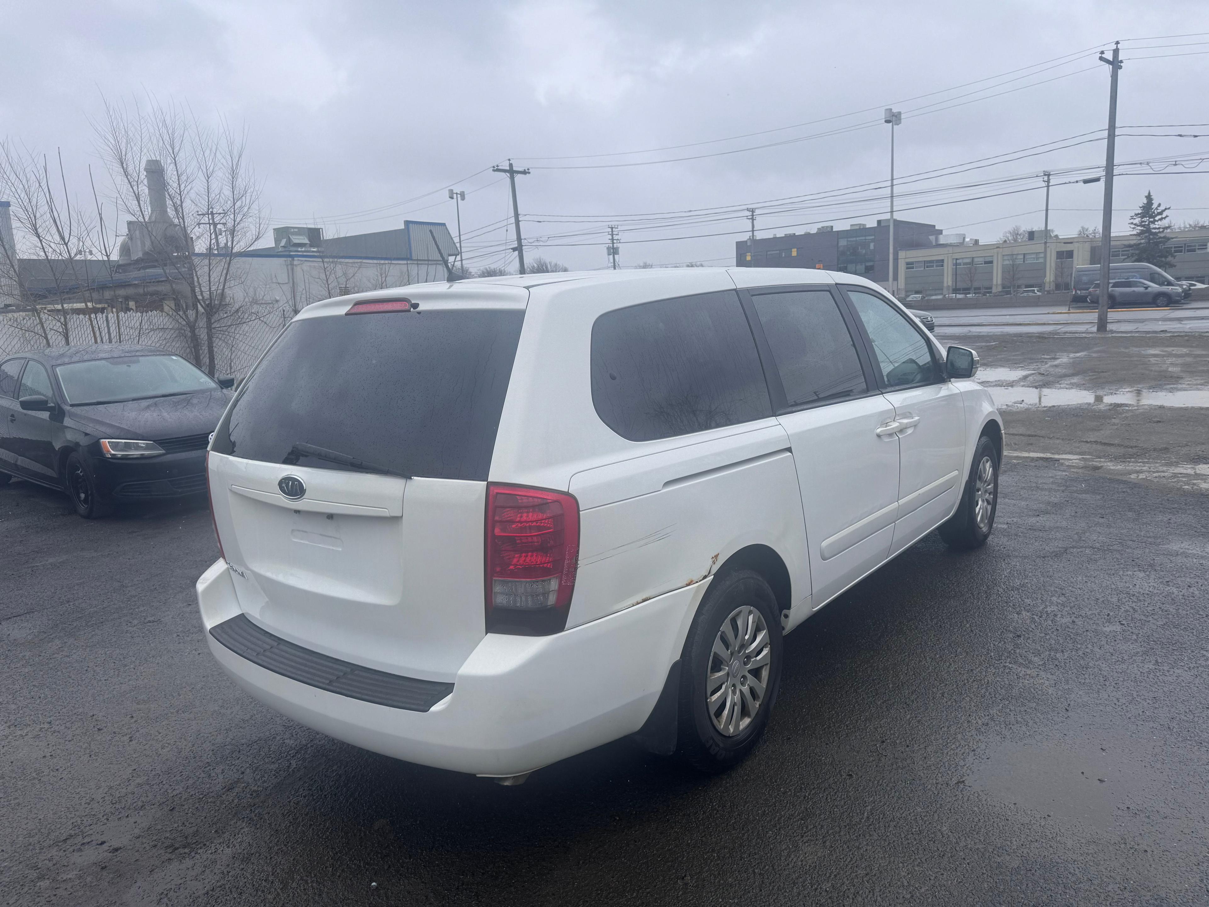 Kia Sedona 2011 - Image 4